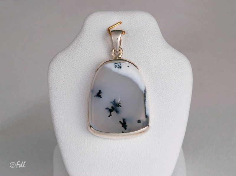 Pendentif avec calcédoine à dendrites